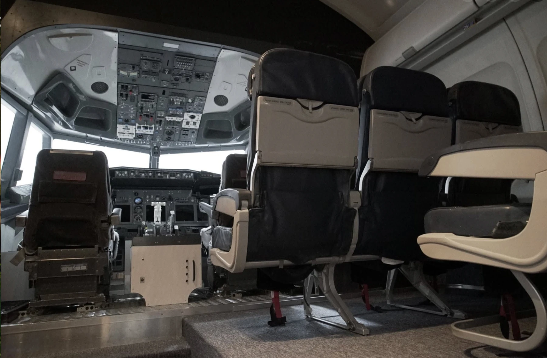 737 simulator flight deck and cabin seating