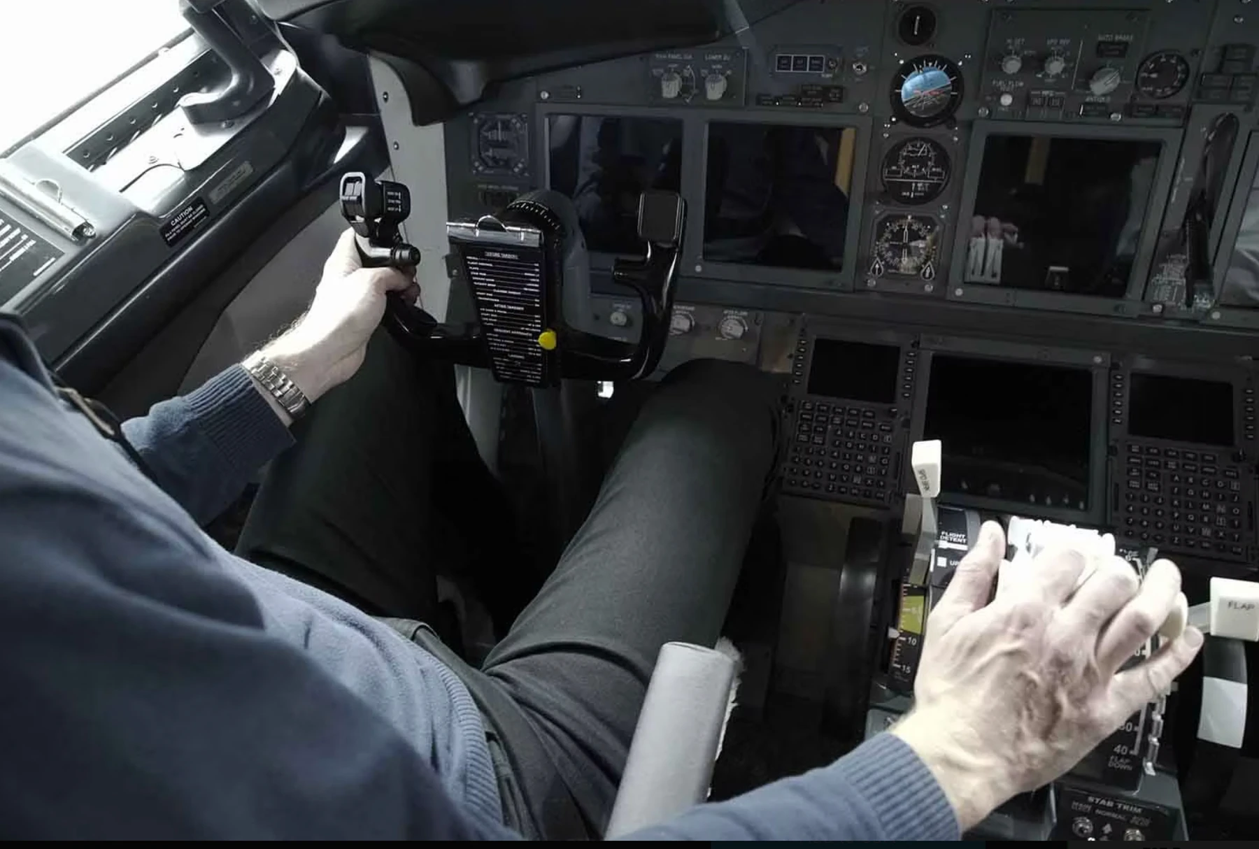 737 flight-control and throttle detail