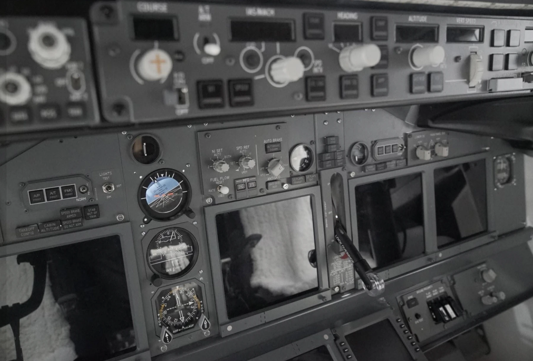 737 instrument panel and mode-control panel