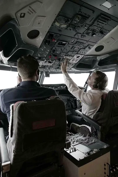 Overhead-panel demonstration in the 737 simulator