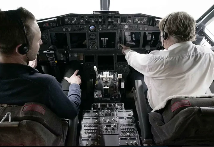 737 instrument-panel demonstration